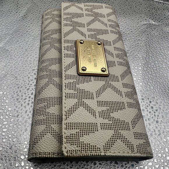 Michael Kors Vanilla Signature Jet Set Leather Wallet Checkbook - Gently Used - Picture 12 of 16
